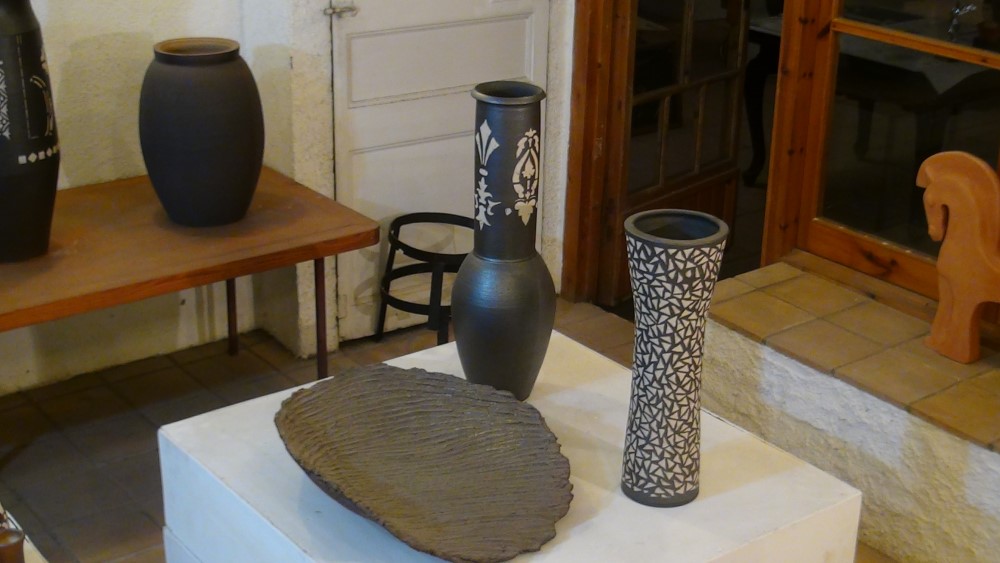 dues peces altes pintades, una plana i una de coll ample