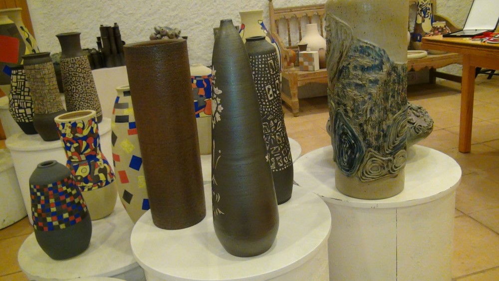 diverses peces la majoria pintades, algunes de colors i altres no