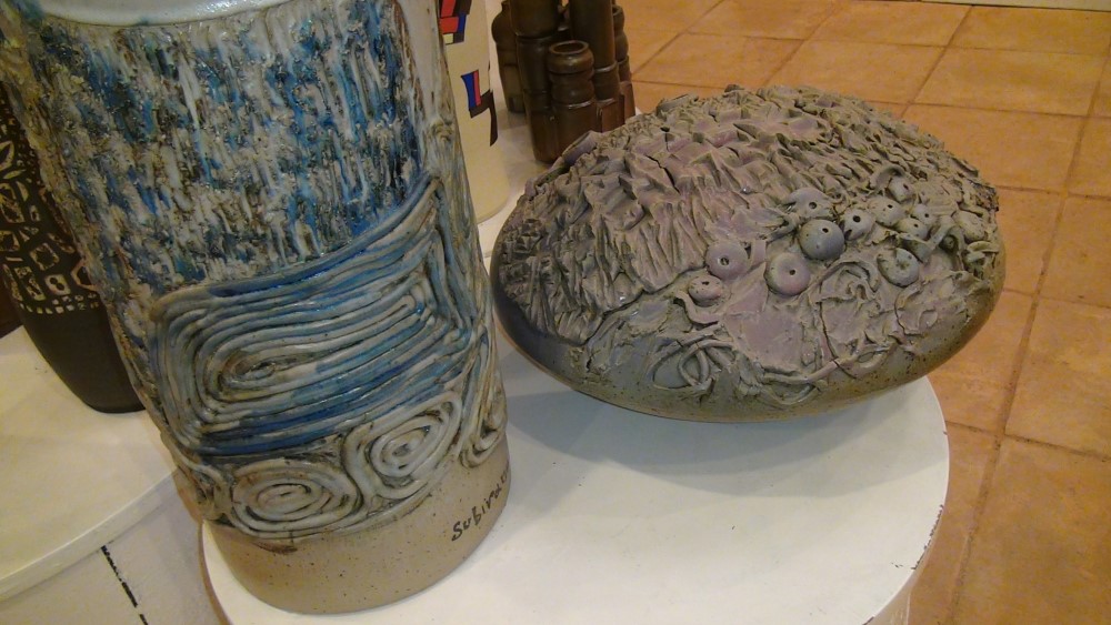 detall de dues peces amb relleus de simbologia abstracta