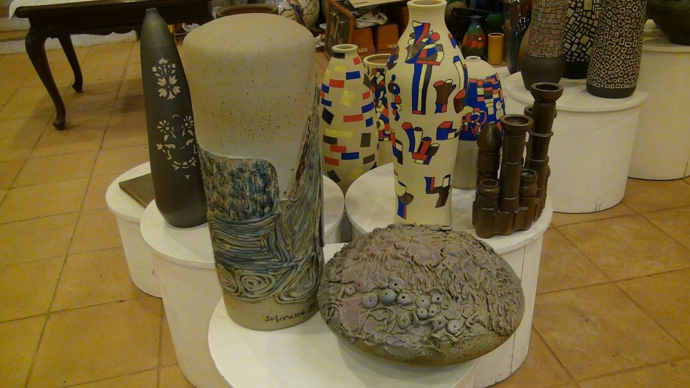 peça gairabé plana amb relleus, al costat una de cilíndrica blanca i amb relleus