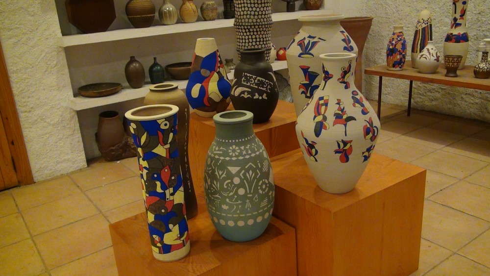 diverses peces, algunes altes i estretes altres més amples. Totes pintades amb formes diferents