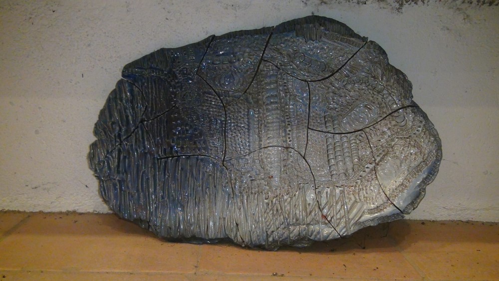 ceràmica que representa una roca amb incrustacions fòssils