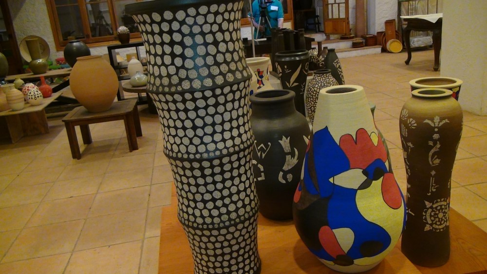 espai ampli amb varietat de peces, de formes i representacions pictòriques diferents